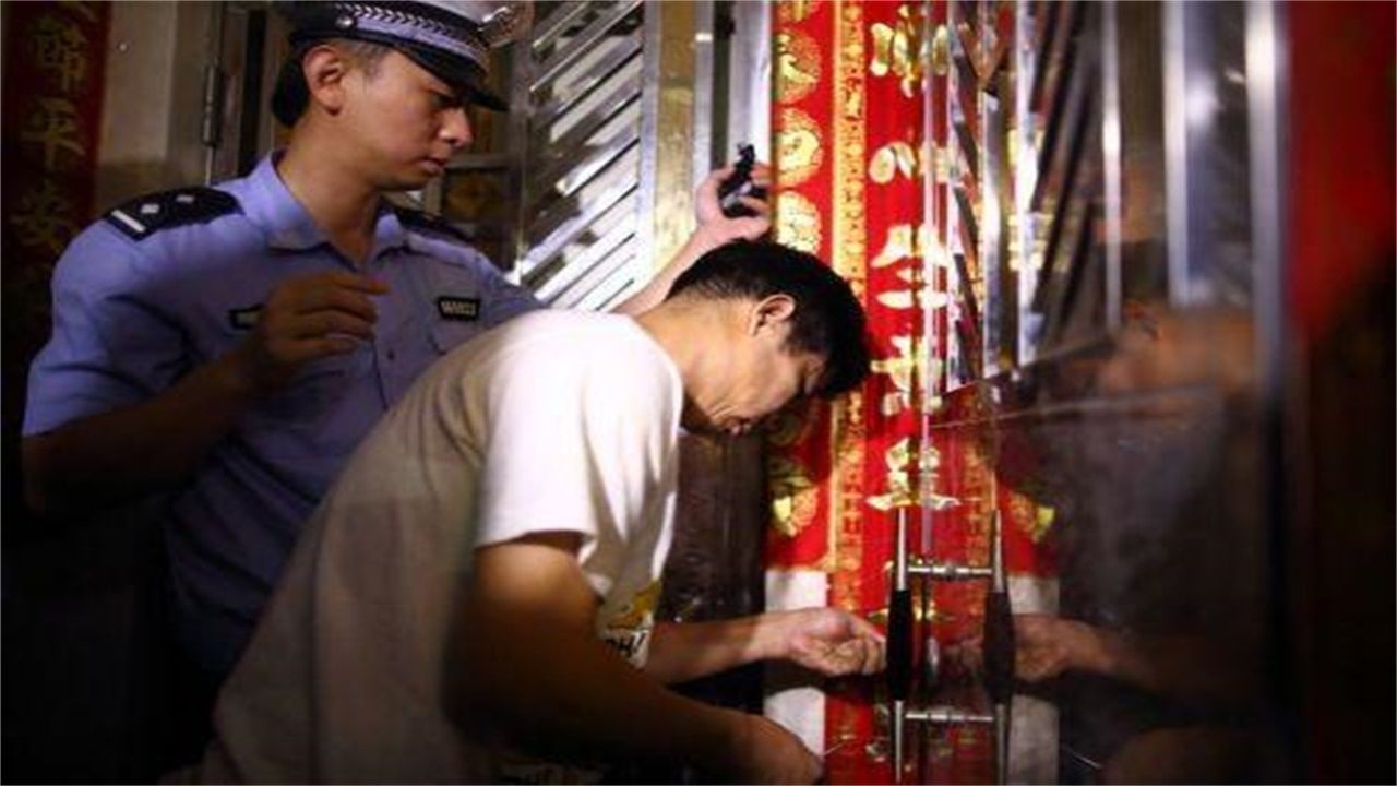 鲁容乡请开锁师傅开了锁后，师傅为什么一般都不进门，就算主人请也不进去？